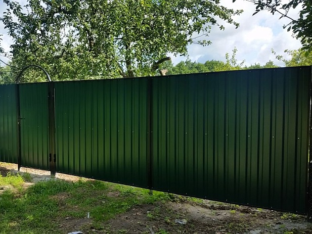 Распашные ворота из профнастила с калиткой зеленого цвета