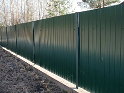 Забор из профнастила на фундаменте зеленый