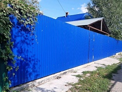 Забор из профнастила на фундаменте синий