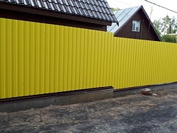 Забор из профнастила на ленточном фундаменте желтый