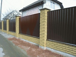 Забор из профнастила коричневый с кирпичными столбами