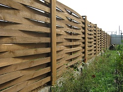 Деревянный забор Плетенка на ленточном фундаменте