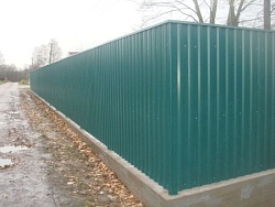 Забор из профнастила на ленточном фундаменте зеленый