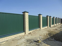 Забор из профнастила зелёный с кирпичными столбами