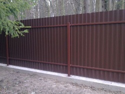 Забор из профнастила на фундаменте коричневый
