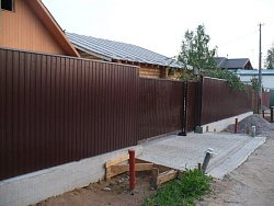 Забор из профнастила на фундаменте высотой 2 метра