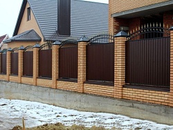 Забор коричневый из профнастила с кирпичными столбами