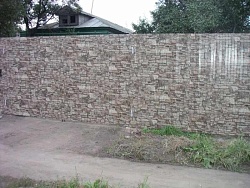 Забор из профнастила с имитацией под камень