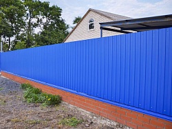 Забор из профнастила на кирпичном фундаменте синий