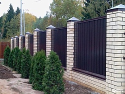 Забор из профнастила с белыми кирпичными столбами
