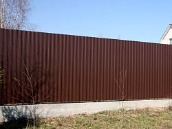 Забор из профнастила на ленточном фундаменте коричневый